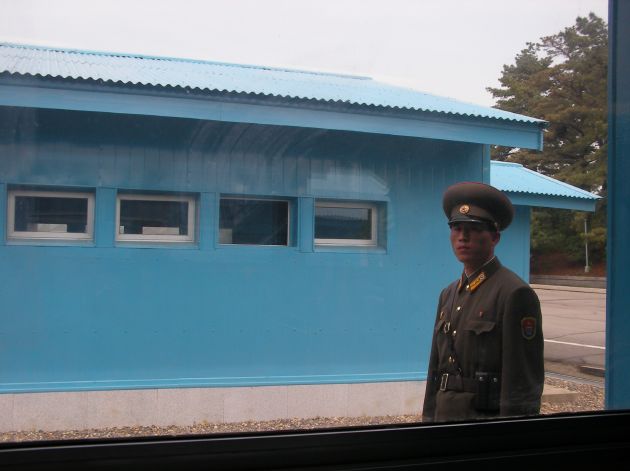 38度線（軍事停戦委員会の会議所）を警備する北朝鮮兵士5